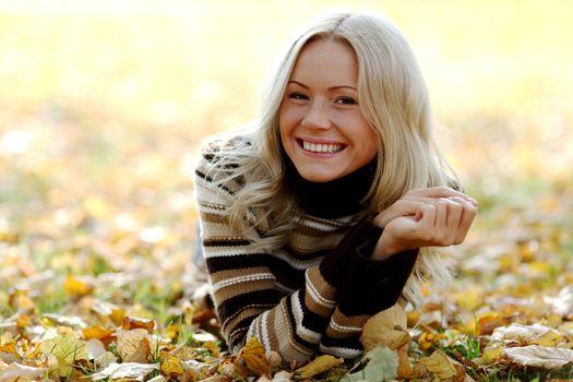 autumn woman portret in park