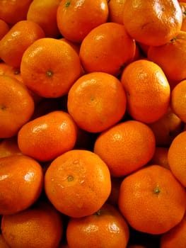 Oranges shine in outdoor produce market