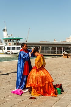16. Jul 2012 - Couple preparing for posing to tourists in Venice, Italy