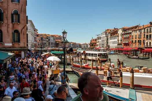 16. Jul 2012 - Large crowds of peoples under the bridge Rialto Bridge in Venice, Italy