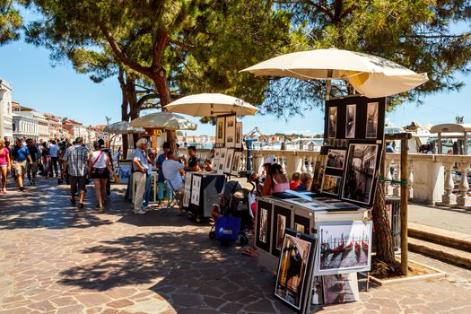 16. Jul 2012 - Street vendor selling tourist souvenirs. Most vendors in Venice aren't of Italian origin. 