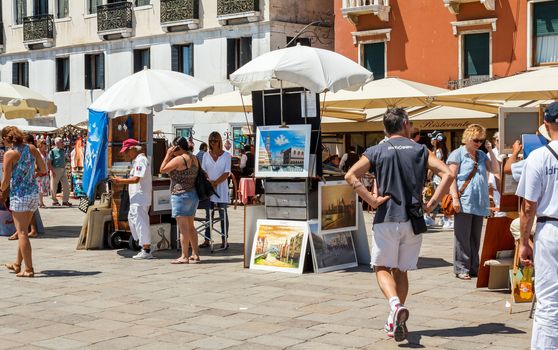 16. Jul 2012 - Street vendor selling tourist souvenirs. Most vendors in Venice aren't of Italian origin. 