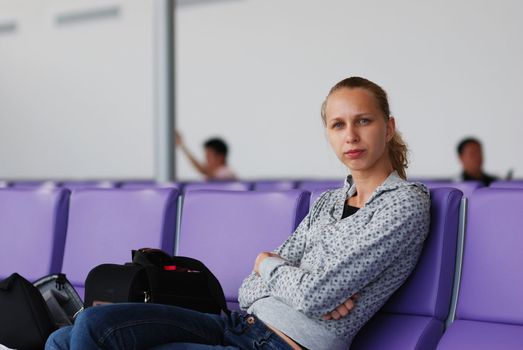 Woman at the airport, shallow DOF