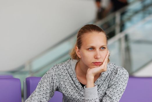 Woman at the airport, shallow DOF