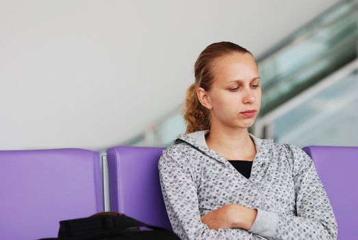 Woman at the airport, shallow DOF