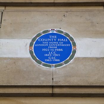 Blue plaque commemorating the old location of County Hall in London.