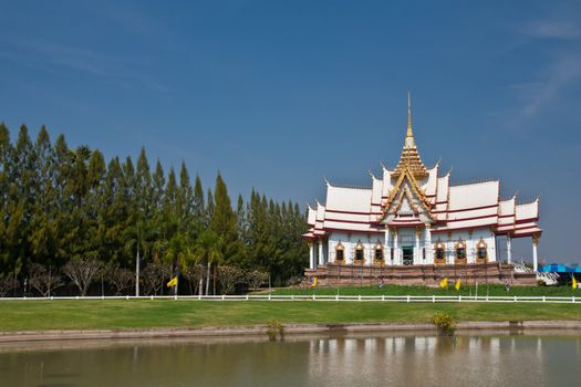 thai temple open to public anyone can take a photo