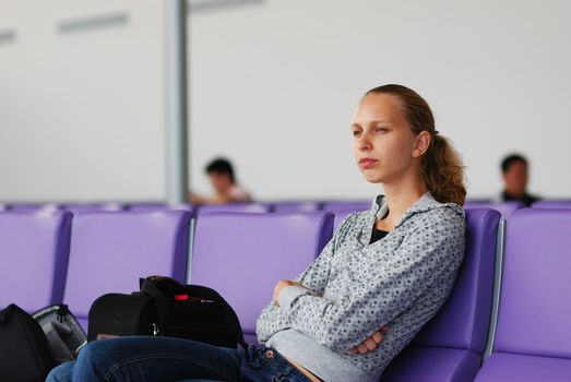 Woman at the airport, shallow DOF