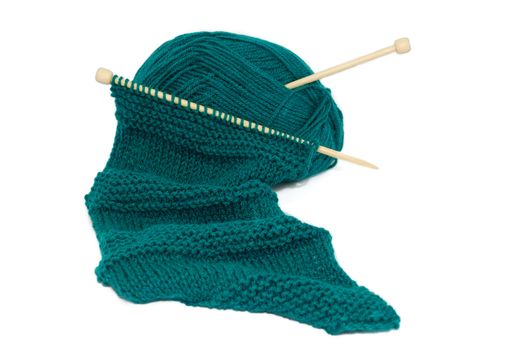 Scarf on knitting needles using two different stitches with a ball of wool