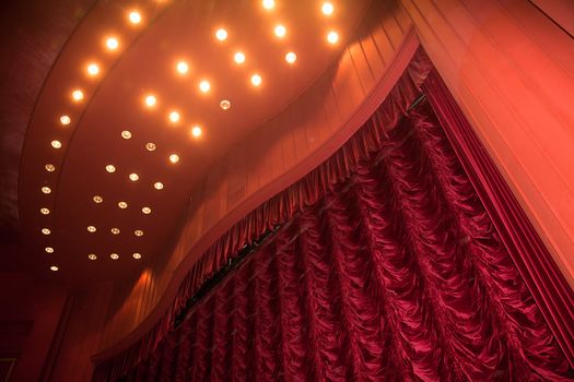 Theater curtains with many aspects, in red color