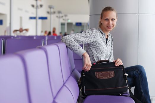 Woman at the airport, shallow DOF