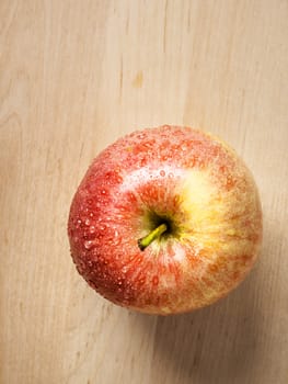 An image of a nice apple on a wooden plate