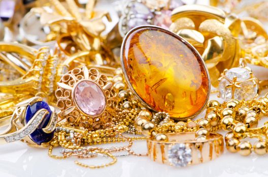 Large collection of gold jewellery 