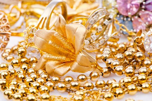 Large collection of gold jewellery 