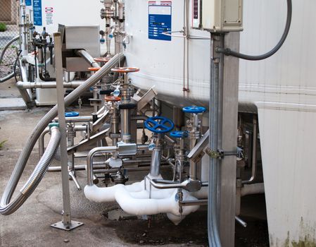 Pipes and tanks for handling industrial liquid nitrogen