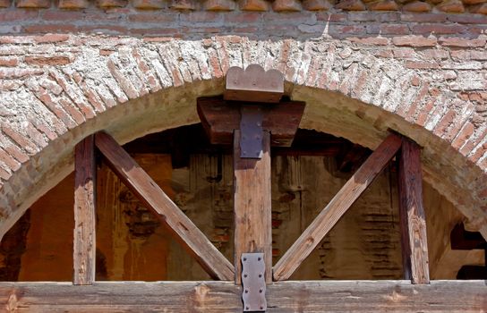 Ovehead Support at Mission San Juan Capistrano