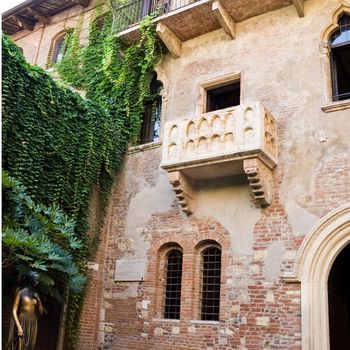 Statue of Juliet and the balcony of her house
