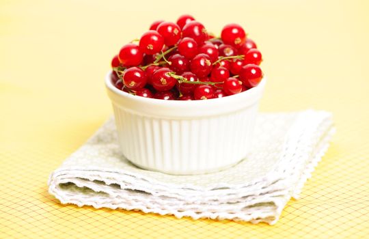 Redcurrant in bowl over cloth