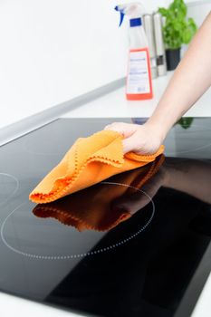 Hand cleaning induction stove