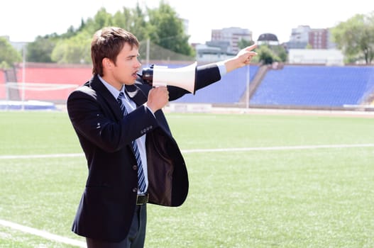 athletic trainer instructs the team on the pitch