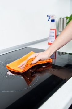 Hand cleaning induction stove