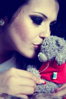 beautyfull brunette kissing the teddybear