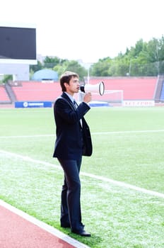 athletic trainer instructs the team on the pitch