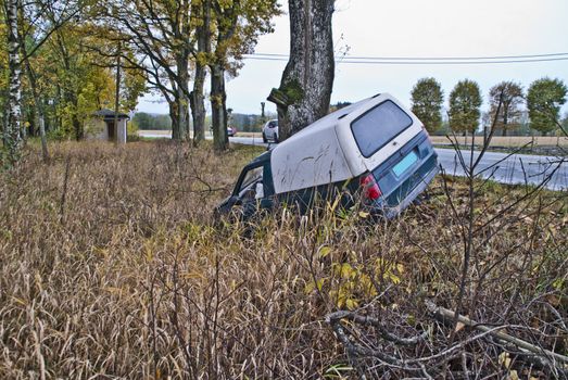 came across this car when i was running a trip to idd in halden, do not know what has happened to the person in the car but it was abandoned with the keys in the ignition and it had obviously gotten a badly affected for both airbags were triggered.