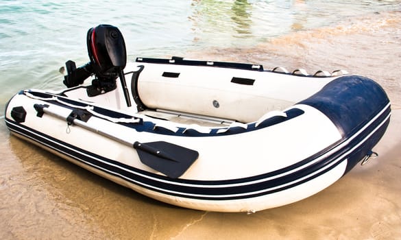 Rescue boat with 1 engine on the beach.