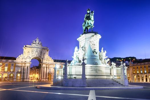 Famous arch at the Praca do Comercio showing Viriatus, Vasco da Gama, Pombal and Nuno Alvares Pereira