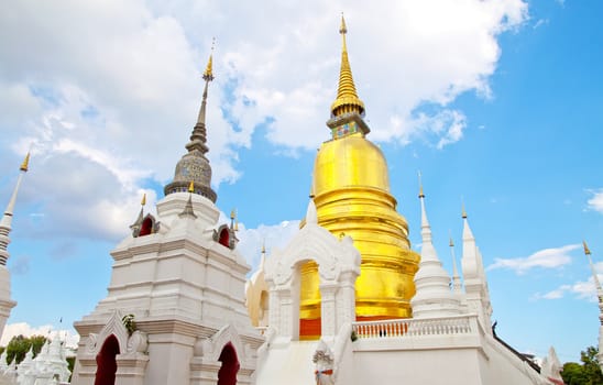 Golden Pagoda Buddhist Temple is located in Thailand's tourist attractions.