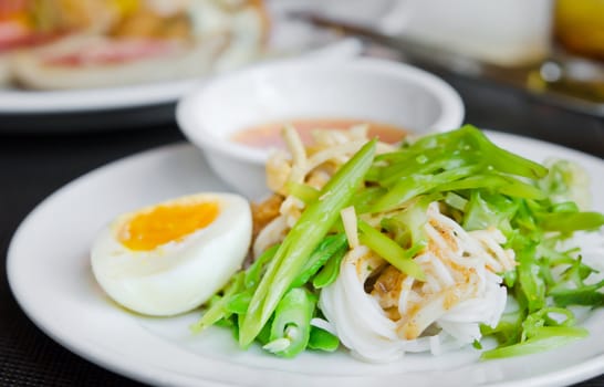  rice vermicelli served with vegetable , boiled egg  and sweet sauce 