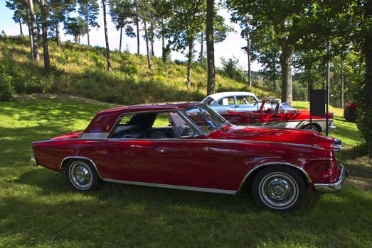 meeting for nostalgic motor vehicles held at fredriksten fortress in halden on saturday 11 august 2012, the event is part of the great border gathering in halden that goes a long weekend 8 - 12 august 2012, on saturday, filling the space of the fortress with vintage vehicles from norway and sweden to the great rivalry trophies in nostalgia hits, the public can vote for "best in show", while a jury will select winners in their respective classes.