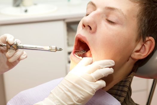 a dentist make anesthesia before dental treatment