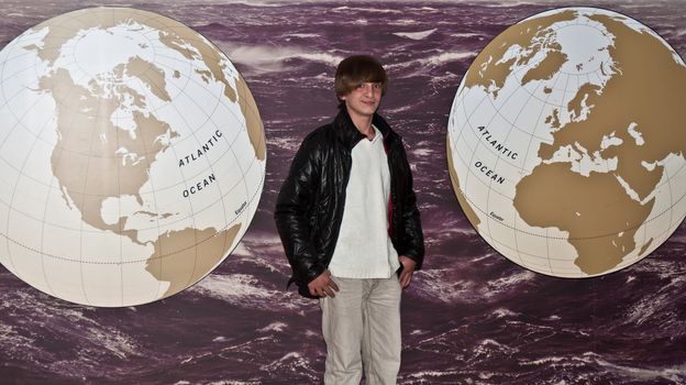 Photo boy on a background map of the world .