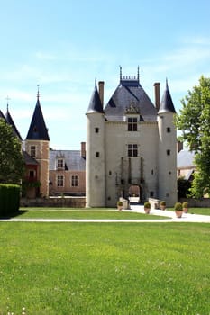 Photo Chamerolles Castle with its park and its drawbridge