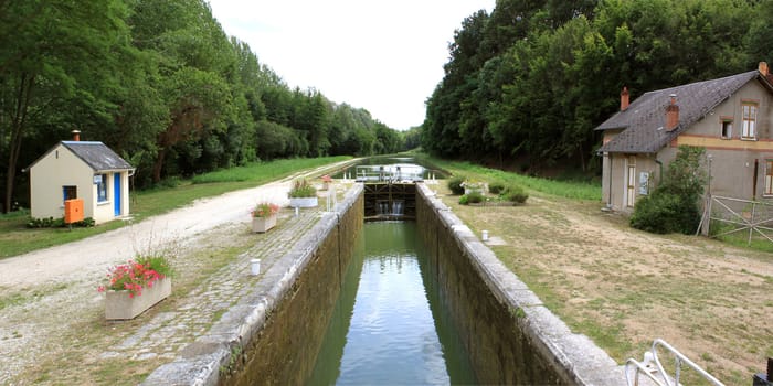 a dam on the canal briare
