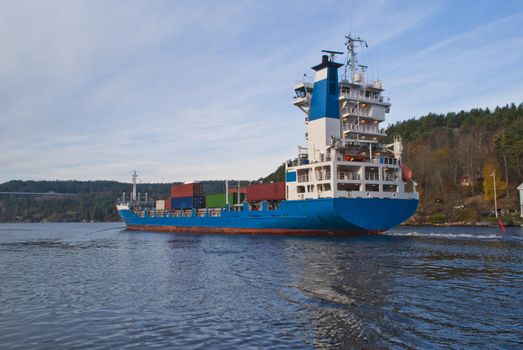 while i'm under svinesund bridge (which is a bridge that borders between norway and sweden) shows the container ship elisabeth up behind a rock and i get shot some really good pictures, some facts about elisabeth: ship type: container ship, length x breadth: 119 m X 20 m, flag: netherlands [nl]