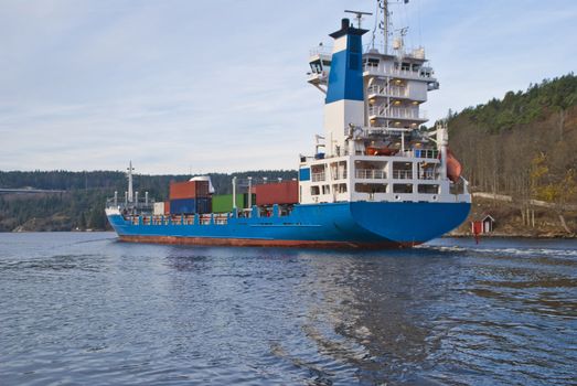 while i'm under svinesund bridge (which is a bridge that borders between norway and sweden) shows the container ship elisabeth up behind a rock and i get shot some really good pictures, some facts about elisabeth: ship type: container ship, length x breadth: 119 m X 20 m, flag: netherlands [nl]