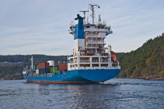 while i'm under svinesund bridge (which is a bridge that borders between norway and sweden) shows the container ship elisabeth up behind a rock and i get shot some really good pictures, some facts about elisabeth: ship type: container ship, length x breadth: 119 m X 20 m, flag: netherlands [nl]