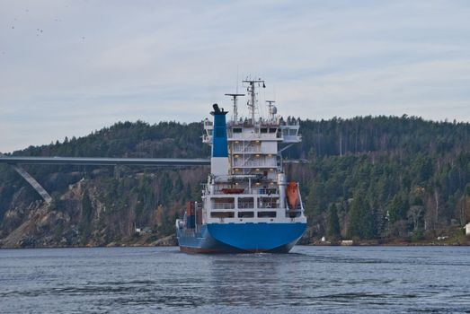 while i'm under svinesund bridge (which is a bridge that borders between norway and sweden) shows the container ship elisabeth up behind a rock and i get shot some really good pictures, some facts about elisabeth: ship type: container ship, length x breadth: 119 m X 20 m, flag: netherlands [nl]