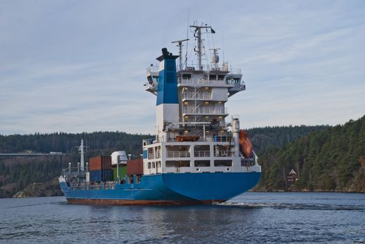 while i'm under svinesund bridge (which is a bridge that borders between norway and sweden) shows the container ship elisabeth up behind a rock and i get shot some really good pictures, some facts about elisabeth: ship type: container ship, length x breadth: 119 m X 20 m, flag: netherlands [nl]