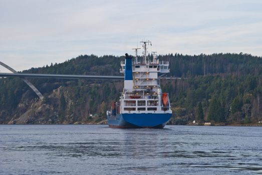 while i'm under svinesund bridge (which is a bridge that borders between norway and sweden) shows the container ship elisabeth up behind a rock and i get shot some really good pictures, some facts about elisabeth: ship type: container ship, length x breadth: 119 m X 20 m, flag: netherlands [nl]