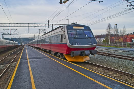 picture is shot in november 2012 at halden railroad station and shows nsb (in norwegian:  norges statsbaner) class 70 which is a four-carriage electric multiple unit, the train is used by nsb for medium distance trains around oslo, most in the dovre line between oslo and lillehammer / dombås and on the vestfold line