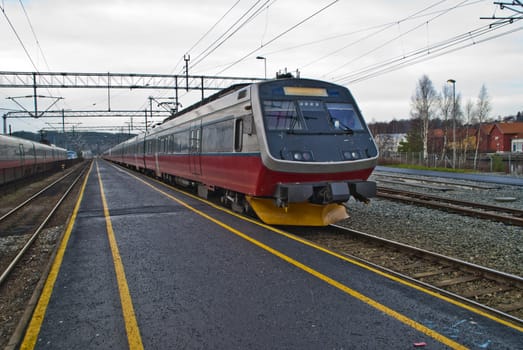 picture is shot in november 2012 at halden railroad station and shows nsb (in norwegian:  norges statsbaner) class 70 which is a four-carriage electric multiple unit, the train is used by nsb for medium distance trains around oslo, most in the dovre line between oslo and lillehammer / dombås and on the vestfold line