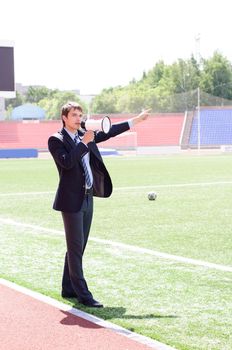 athletic trainer instructs the team on the pitch