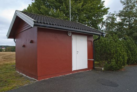 photo is shot near the femsjøen (five sea) in halden and shows a small red water pump house