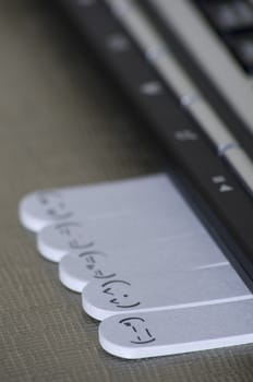 Post-it on a desk with a keyboard