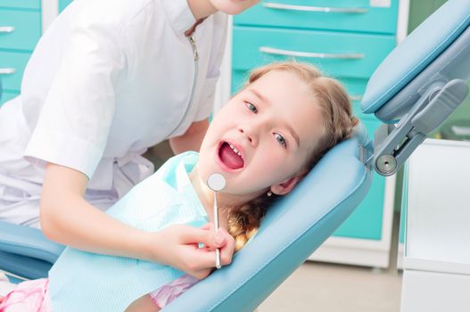 girl visiting dentists, regular visits to the doctor