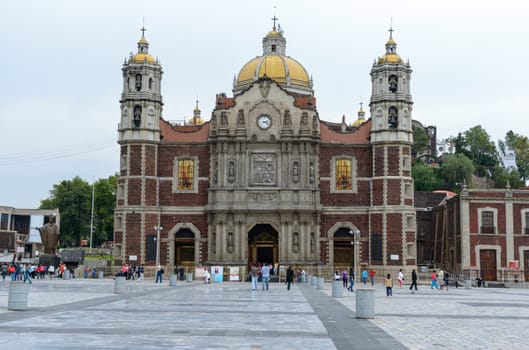 Old basilica Officially known as the ''"Templo Expiatorio a Cristo Rey,"'' the construction of the old basilica began in 1531 and was not finished until 1709. The major architect was Pedro de Arrieta. It is characterized by its  interior and marble statues of Juan Diego and Fray, which appear in the altarpiece that originally held the image of Our Lady of Guadalupe. The church was granted basilica]] status by Pope Pius X in 1904.
